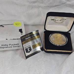 lot 45 image: Kirby Puckett 1oz Coin with 24kt overlay, #0613