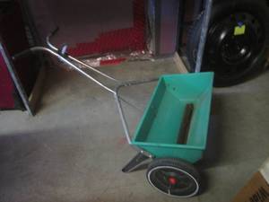 lot 150 image: (BR2) Red Devil Seed Yard Spreader...