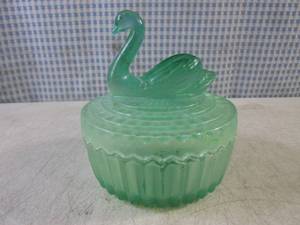 lot 190 image: (CNTR) Vintage Jeannette Glass Swan...