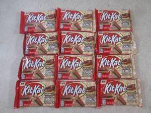lot 231 image: (B-1) 12 Kit Kat Chocolate Frosted ...