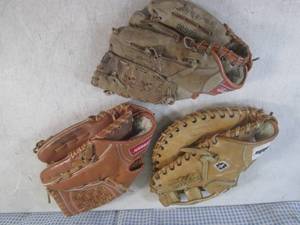 lot 260 image: (CS) 3 Baseball Gloves - Franklin 4...
