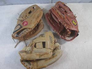 lot 261 image: (CS) 3 Baseball Gloves - Wilson A21...