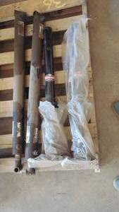 lot 36 image: 2- New Stillwell Hydraulic Jacks and 2- Maxim Hydraulic Cylinder 3000 PSI Strock 32 Rod D 1.5 Part # 288-331