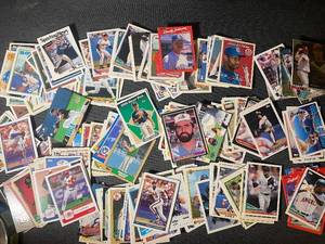 lot 77 image: 400 Baseball Cards