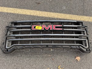 lot 117 image: 20-23 GMC Sierra Grille