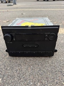 lot 92 image: 05-07 Ford f250 Radio