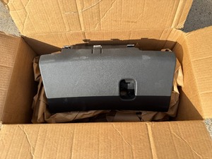 lot 44 image: 05-13 Vette Glove Box