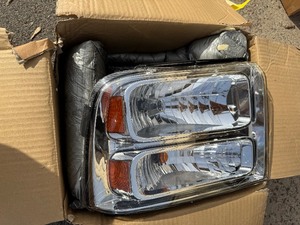lot 50 image: F250F350F450F550 Super Duty Headlight