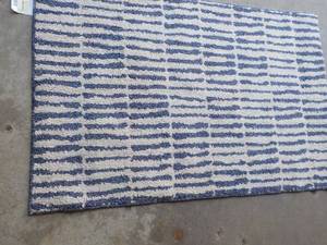 lot 4 image: Room Essentials Accent Rug 30 x 46...