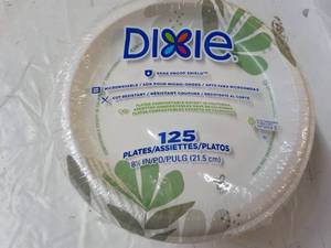 lot 37 image: Dixie 125 Paper Plates 8.5...