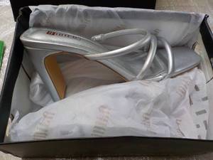 lot 107 image: IDIFU Size 7 Sandals...