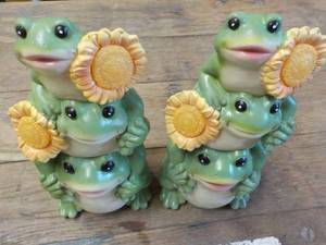 lot 205 image: 2 Frog 11 dcor...