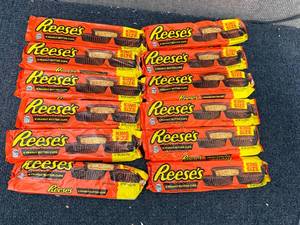 lot 194 image: 12 Reeses Peanut Butter Cups