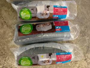 lot 4 image: 3 Hexagon Cuddler Beds