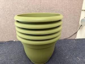 lot 66 image: 5 Green Planter Pots