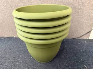 lot 67 image: 5 Green Planter Pots