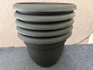 lot 68 image: 5 Black Planter Pots