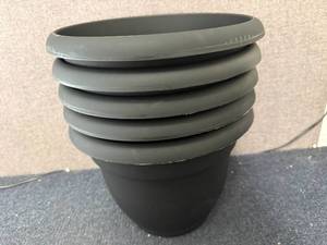 lot 69 image: 5 Black Planter Pots
