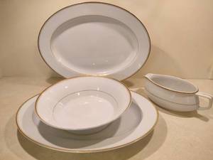lot 133 image: Brentwood Essence China Accessory Pieces