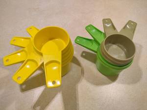 lot 49 image: Assorted Vintage Tupperware Measuring Cups