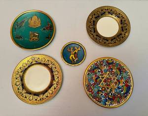 lot 18 image: Assortment of Vintage Israel Plates and Decor