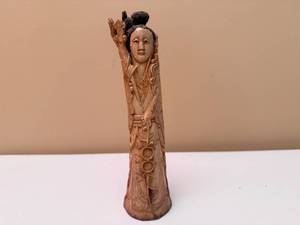 lot 8 image: Vintage Chinese Hand Carved Figurine