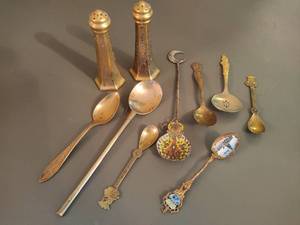 lot 91 image: Gold Tone Salt & Pepper Shaker and Decorative Spoons