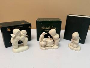 lot 62 image: Set of Department 56 Snowbabies