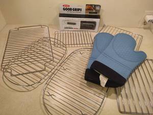 lot 142 image: Metal Cooling Racks, Oven Mitts & New Thermometer