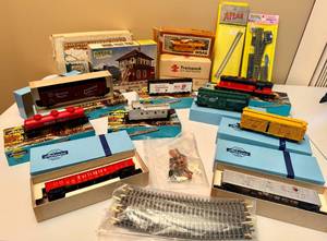 lot 92 image: Vintage HO Scale Trains and Accessories