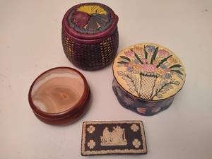lot 145 image: Assorted Trinket Boxes