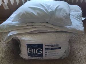 lot 156 image: FullQueen White Duvet & Two Queen Pillows