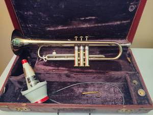 lot 153 image: Vintage Olds Special Trumpet wCase & Mute Cup