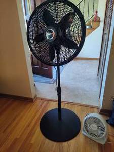 lot 167 image: Lasko Large Standing Fan & Honeywell Table Top Fan