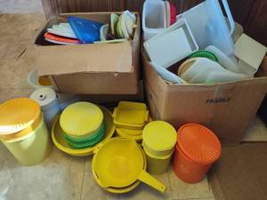 lot 185 image: Tons of Vintage Tupperware