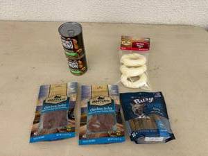 lot 32 image: Dog Food, Treats & Chews