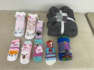 lot 62 image: Double Layer Sweater Cable Knit Throw, Travel Blanket & Socks