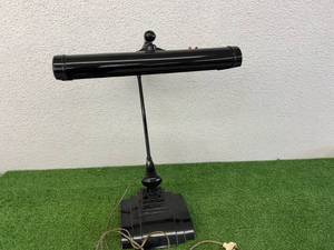 lot 138 image: Vintage Flexo Art Specialty Co Industrial Dest Lamp