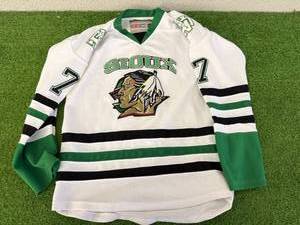 lot 95 image: UND Sioux Hockey Jersey #7 Oshie Size S