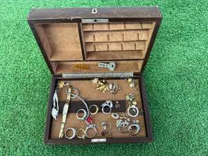 lot 100 image: Box of Jewely