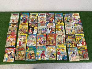 lot 121 image: 32 Archie Comics Digest Magazines