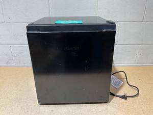 lot 224 image: Hisense 1.6 Cu ft Single Door Mini Fridge, Black, Energy Star, 1 Year Warranty, WMS017M6XBE