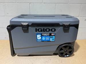 lot 43 image: Igloo Latitude 90 Quart Rolling Cooler