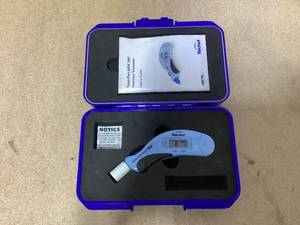 lot 487 image: Tono-Pen AVIA Vet Handheld Veterinary Tonometer