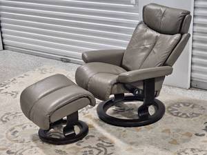 lot 2 image: Stunning Ekornes Stressless Magic Recliner & Ottoman