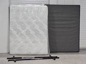 lot 56 image: Serta Simmons Queen Mattress Set