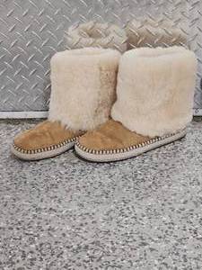 lot 61 image: Womens 7 Uggs