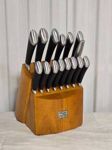 lot 99 image: Chicago Cutlery Kitchen Knife Set with Block