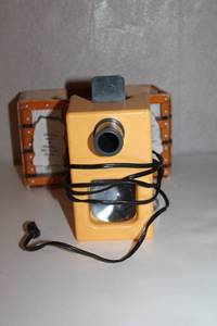 lot 19 image: Vintage Plastic Slide Viewer with Cord
