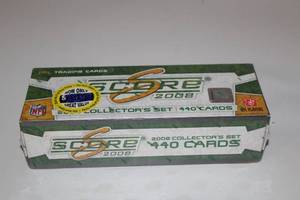 lot 22 image: 2008 Score NFL Collectors Set Factory-Sealed 440 Trading Cards